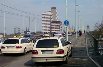 Taxistand auf der Deutzer Brücke